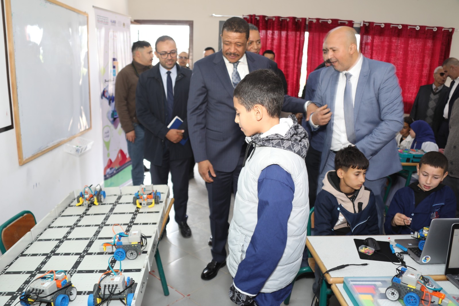 عامل تاونات يطلق مبادرة تنموية لدعم التمدرس عبر البرمجة والروبوتيك